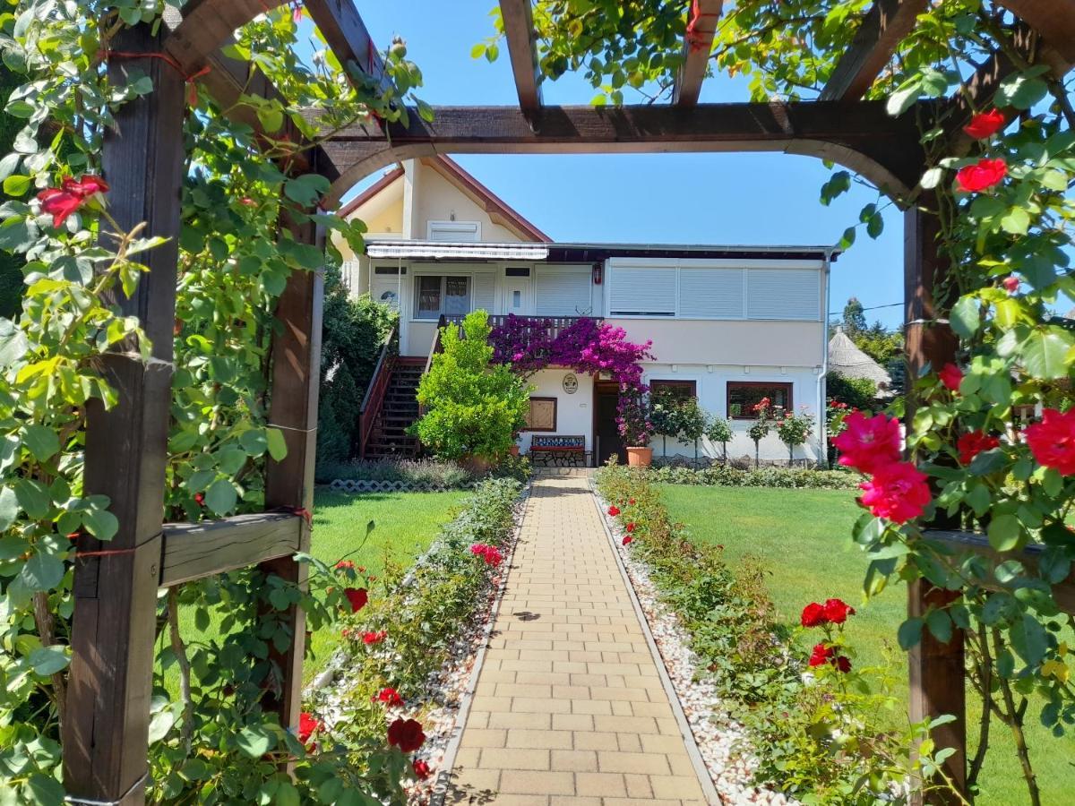 Bed and Breakfast Rozsakert Vendeghaz Сіглігет Екстер'єр фото